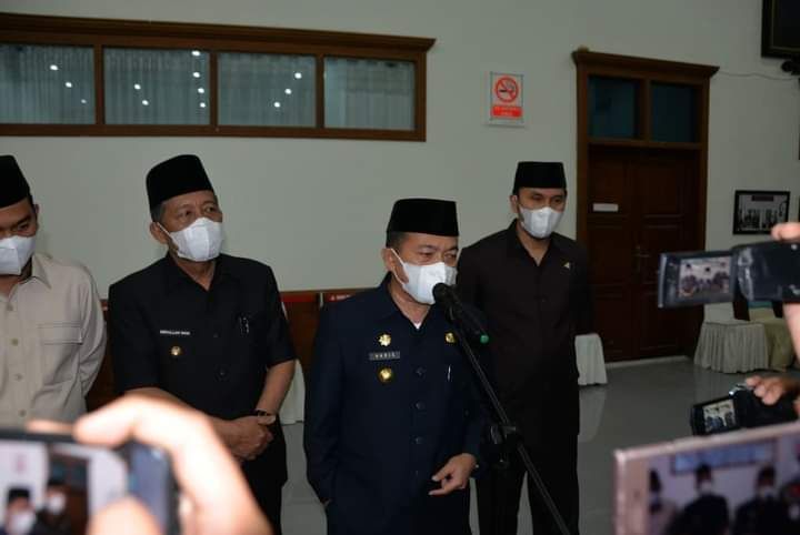 Gubernur Jambi Al Haris didampingi Wakil Gubernur Abdullah Sani dan Pimpinan DPRD Provinsi Jambi saat wawancara awak media usai Paripurna. 