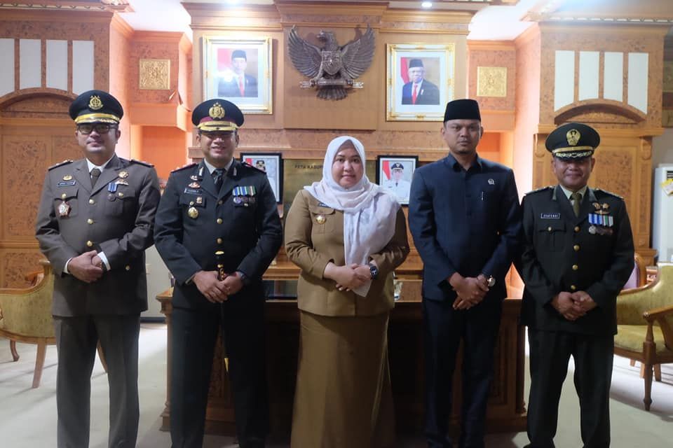 Ketua DPRD Foto bersama Bupati, Dandim, Kapolres dan Kejari