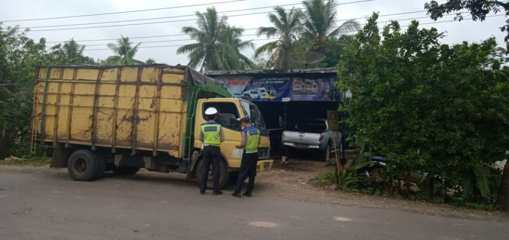 Polisi melakukan penindakan terhadap truk batubara