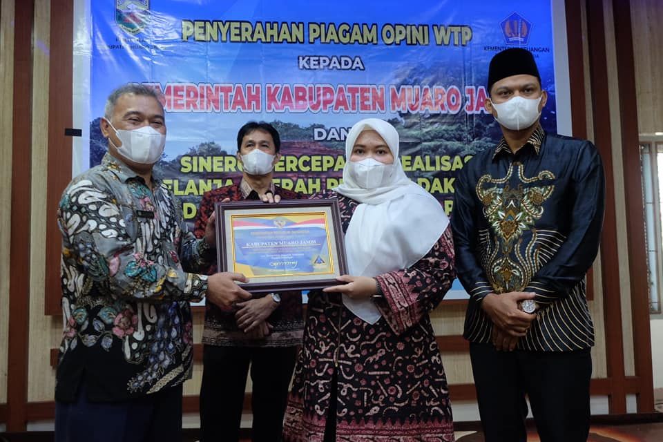 Ketua DPRD Mendampingi Bupati menerima piagam WTP