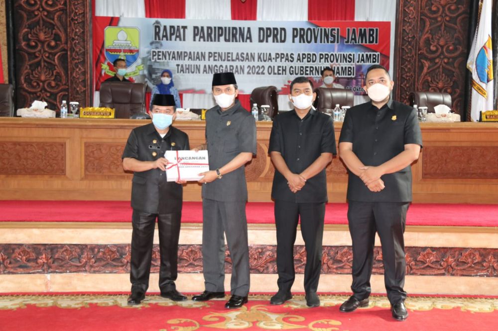 Rapat Paripurna DPRD Provinsi Jambi, dalam rangka Penyampaian Nota Pengantar Rancangan Kebijakan Umum APBD dan Rancangan Prioritas dan Plafon Anggaran Sementara APBD Tahun Anggaran 2022, di Gedung DPRD Provinsi Jambi, Senin Sore (18/10). 