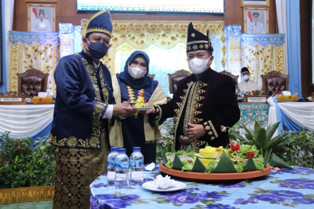 Gubernur Jambi Al Haris Hadir di Hari Ulang Tahun  ke-22 Kabupaten Muaro Jambi di Sengeti Senin (25/10).