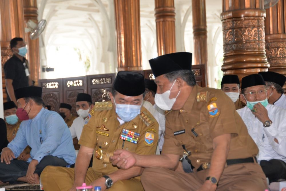 Menghadiri acara Maulid Nabi Muhammad SAW yang digelar oleh Pemerintah Provinsi Jambi di Masjid Agung Al Falah Jambi, Senin (01/11/2021)