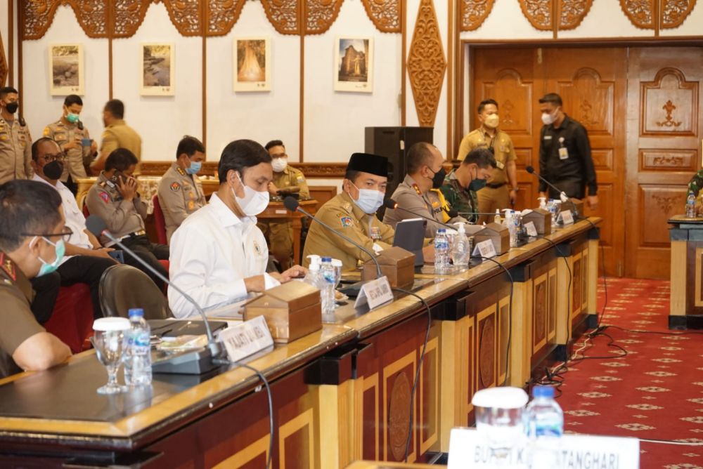  Gubernur Jambi Dr.Al Haris,S.Sos ,M.H memimpin rapat koordinasi solusi permasalahan mobilitas batu bara di Provinsi Jambi. Senin (15/11), bertempat di auditorium rumah dinas Gubernur.
