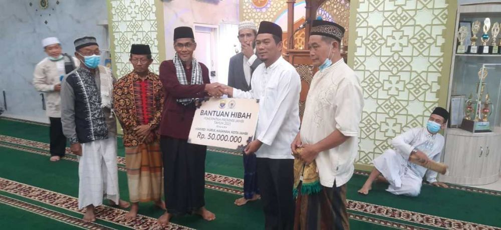 Wakil Ketua DPRD Provinsi Jambi, Rocky Candra menyalurkan bantuan pembangunan masjid dan langgar yang berada di Kecamatan Jambi Timur Kota Jambi.