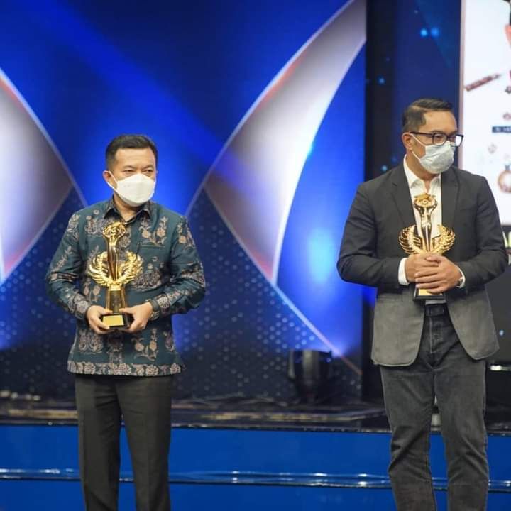 Gubernur Jambi Dr. H. Al Haris, S.Sos., MH meraih penghargaan People Of The Year 2021 dengan kategori Best Governor For Healthcare dan Action Againts Pandemic.