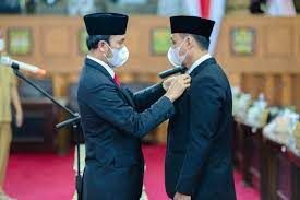 Pengambilan sumpah jabatan dipimpin langsung oleh Ketua DPRD Provinsi Jambi Edi Purwanto.