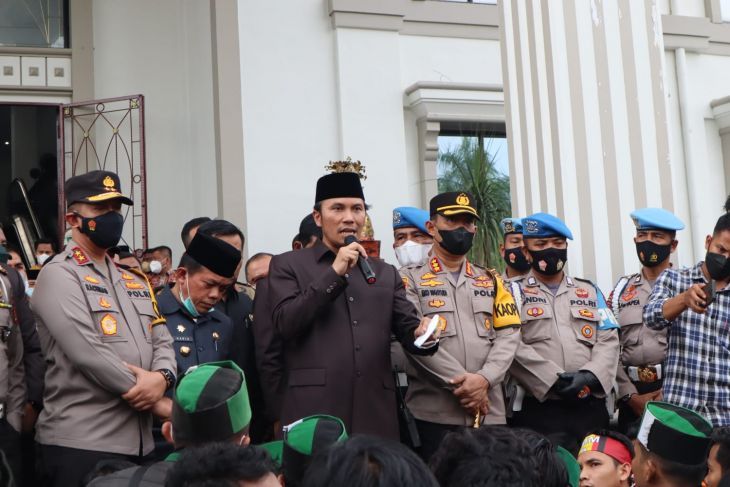 Ketua DPRD Provinsi Jambi, Edi Purwanto saat berorasi di hadapan mahasiswa.