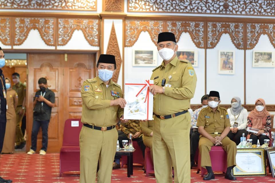 Penyerahan Daftar Isian Pelaksanaan Anggaran (DIPA), Daftar Alokasi Dana Transfer Ke Daerah dan Dana Desa (TKDD) Tahun 2022 Provinsi Jambi, yang berlangsung di Auditorium Rumah Dinas Gubernur Jambi, Selasa (07/12/2021).