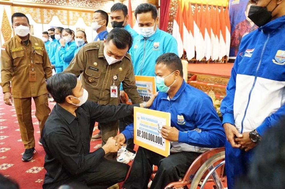 Gubernur memberikan reward kepada para atlet yang memperoleh medali pada Pekan Olahraga Nasional (PON) ke 20 dan Pekan Paralimpik Nasional (PEPARNAS) ke 16 Tahun 2021