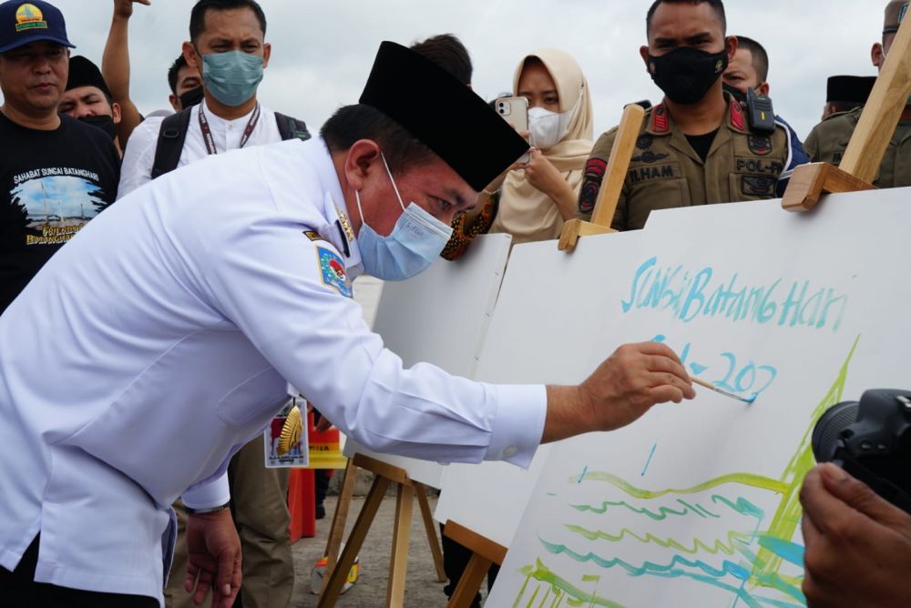 Lomba Lukis Sungai Batanghari, yang berlangsung di kawasan Pasar Angso Duo, Rabu (05/01/2022). 