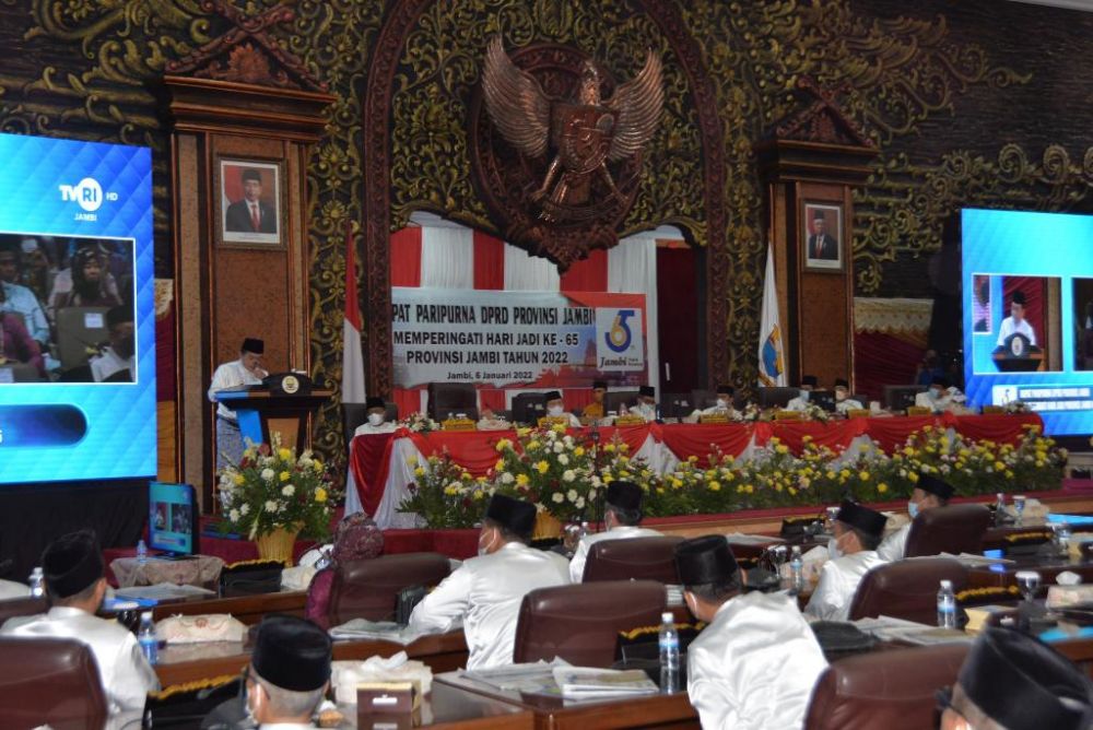 Rapat Paripurna Istimewa DPRD Provinsi Jambi dalam rangka Peringatan Hari Ulang Tahun (HUT) ke 65 Provinsi Jambi Tahun 2022, yang berlangsung di Ruang Rapat Utama Kantor DPRD Provinsi Jambi, Kamis (06/01/2022).