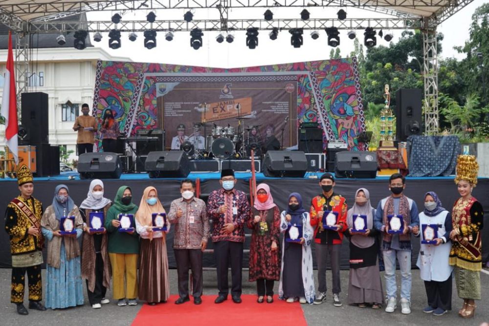  Sekda saat menutup secara langsung Pameran dan Bazar UMKM dalam rangka Hari Ulang Tahun (HUT) ke 65 Provinsi Jambi Tahun 2022, bertempat di Lapangan Kantor Gubernur Jambi, Minggu (09/01/2022).