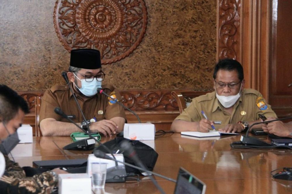 Sekda usai memimpin Rapat bersama Calon Investor Pembangunan Jalan Khusus Batu Bara oleh PT. Lancar Jaya Mandiri Abadi, yang berlangsung di Ruang Rapat Sekda Kantor Gubernur Jambi, Senin (10/01/2022).
