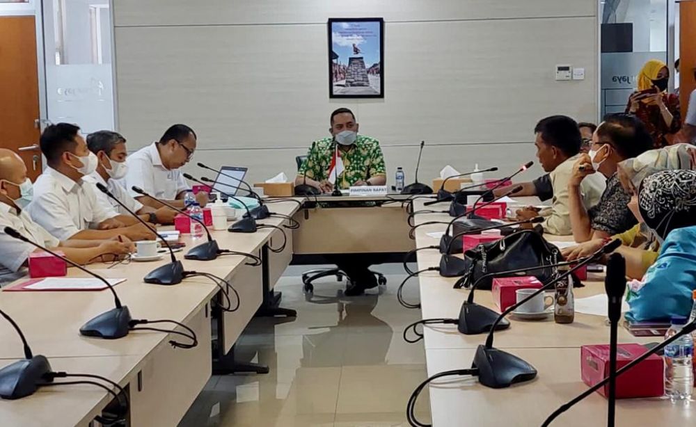 Wakil Ketua DPRD Provinsi Jambi, Pinto Jayanegara memimpin rombongan anggota Panitia Khusus (Pansus) BOT DPRD Provinsi Jambi ke PD Pasar Jaya, Selasa (11/1).