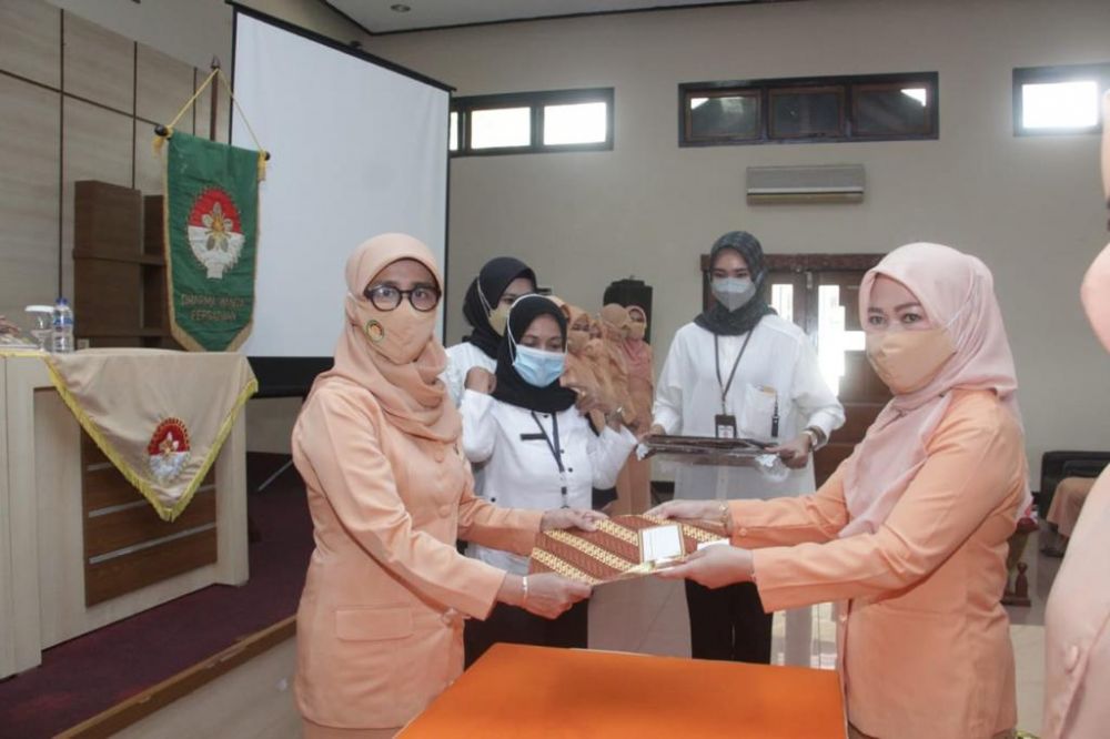 Serah Terima Jabatan Ketua DWP Unsur Pelaksana di Lingkup DWP Provinsi Jambi, bertempat di Aula DWP Provinsi Jambi, Selasa (12/01/2022).