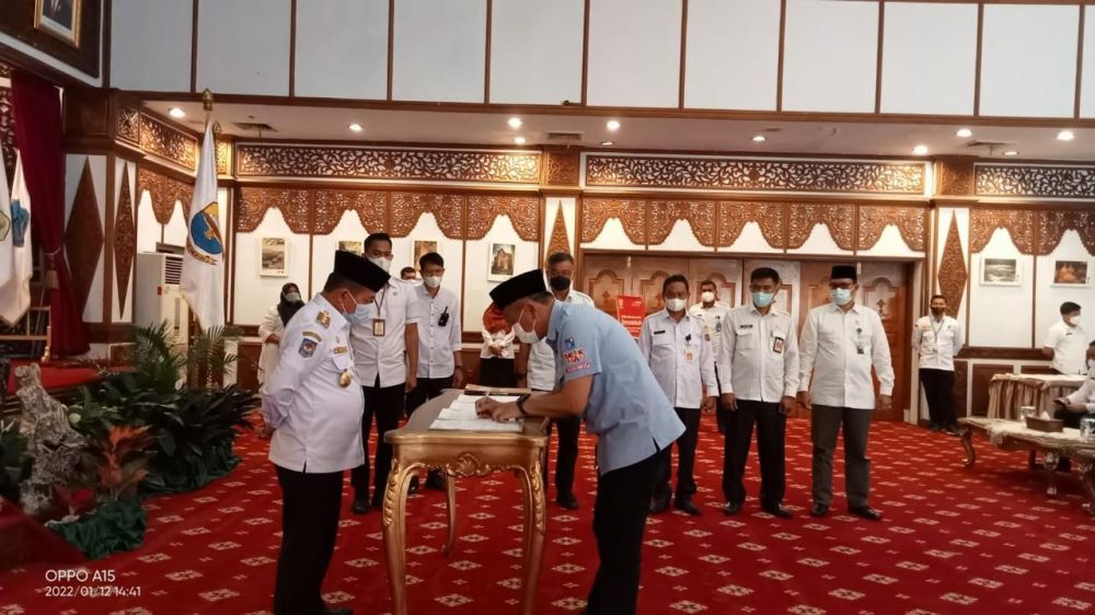 acara Penandatangan Memorandum of Understanding (MoU) antara Baznas Provinsi Jambi dengan Bank Jambi, Instansi Vertikal dan OPD Provinsi Jambi sekaligus Pelepasan 54 Orang Mahasiswa Asal Jambi dan 6 orang pendamping yang bersekolah di Mesir, yang berlangsung di Auditorium Rumah Dinas Gubernur Jambi, Rabu (12/01/2022).