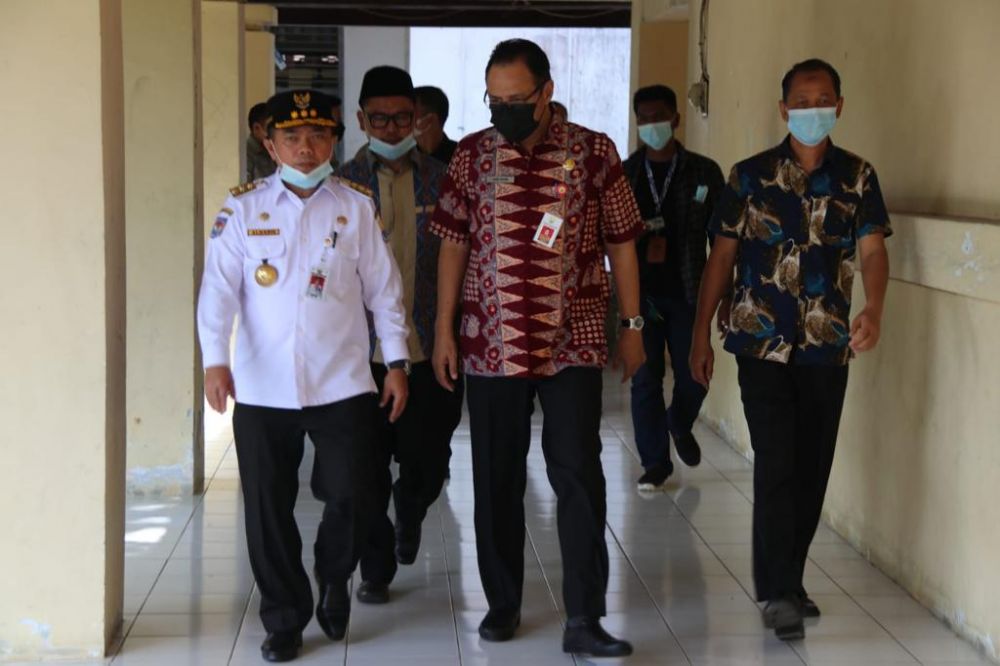 Al Haris saat menggelar Inspeksi Mendadak (Sidak) langsung ke SMA TT H. Abdurrahman Sayoeti, di Pijoan Kabupaten Muaro Jambi, Kamis (13/01/2022).
