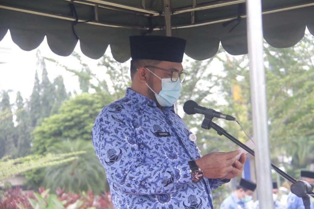 Sekda saat memimpin langsung Apel Peningkatan Nasionalisme dan Kedisiplinan ASN Lingkup Pemerintah Provinsi Jambi, bertempat di Lapangan Kantor Gubernur Jambi, Senin (17/01/2022).