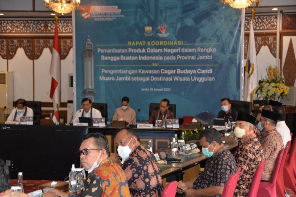 Rapat Koordinasi (Rakor) Pembelian dan Pemanfaatan Produk Dalam Negeri (P3DN), yang berlangsung di Auditorium Rumah Dinas Gubernur Jambi, Rabu (19/01/2022). Pada rakor tersebut hadir secara langsung Menteri Koordinator Bidang Kemaritiman dan Investasi RI Jendral TNI (HOR) (Purn) Luhut Binsar Panjaitan,M.P.A., Menteri Perhubungan RI, Ir. Budi Karya Sumadi, Menteri Agraria dan Tata Ruang/ Kepala BPN RI, Dr. Sofyan A. Djalil, SH, MA, M.ALD dan Wakil Menteri Perdagangan RI Dr. Jerry.