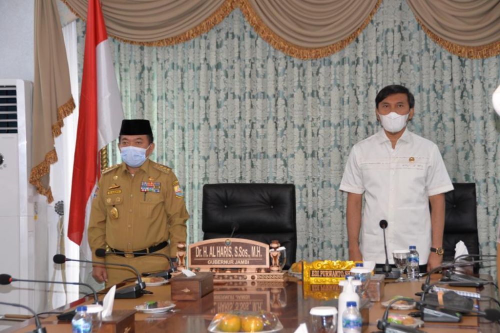 Gubernur Al Haris  mengikuti Rapat Kerjasama bersama Menteri Dalam Negeri RI, Ketua KPK RI, Kepala LKPP, dengan Kepala Daerah dan Ketua DPRD Provinsi, Kabupaten/Kota se Provinsi Jambi secara virtual, bertempat di Ruang Video Conference Rumah Dinas Gubernur Jambi, Senin (24/01/2022).