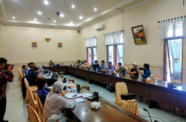 Audensi Pansus Konflik Lahan DPRD Provinsi Jambi dengan empat kelompok tani di ruang Banggar DPRD Provinsi Jambi, Kamis (13/1). 