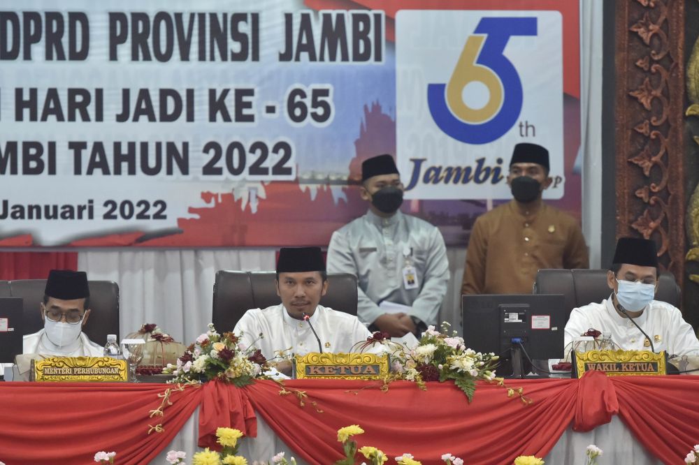 Ketua DPRD Provinsi Jambi Edi Purwanto Pimpin Rapat Paripurna HUT ke-65 Provinsi Jambi didampingi Wakil Ketua I Faisal Riza, Waka II Pinto Jayanegara dan Waka III Burhanuddin Mahir. 