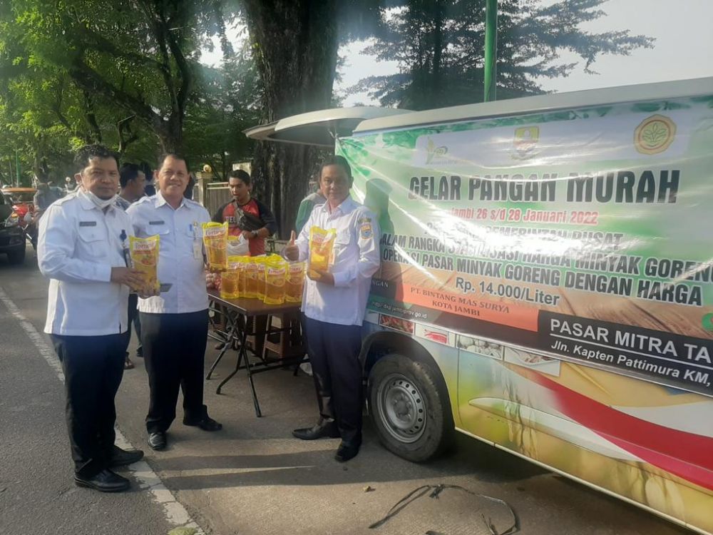 Gelar Pangan Murah bertempat di Tugu Keris Kota Baru Jambi dan di Toko Tani Indonesia Center (TIIC) di Jalan Pattimura KM 10 Alam Barajo, Jambi yang berlangsung selama 3 (tiga) hari, mulai dari tanggal 26 s/d 28 Januari 2022, Rabu (26/01/2022).
