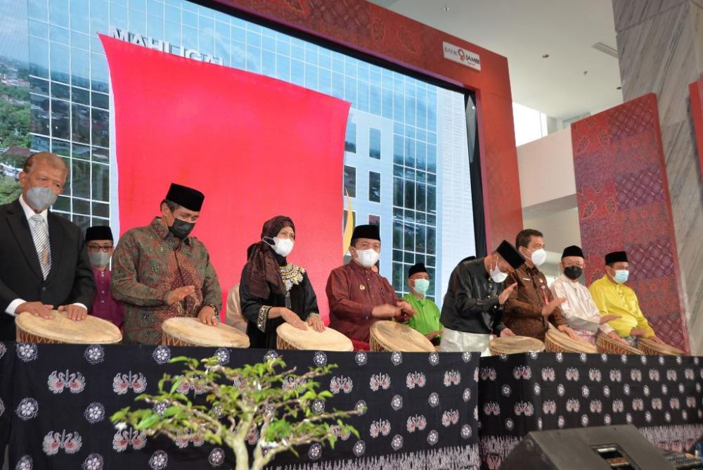 Gubernur Jambi, Dr.H.Al Haris,S.Sos.,M.H., secara langsung meresmikan Gedung Mahligai 9 Bank Jambi, Telanaipura, Kota Jambi.
