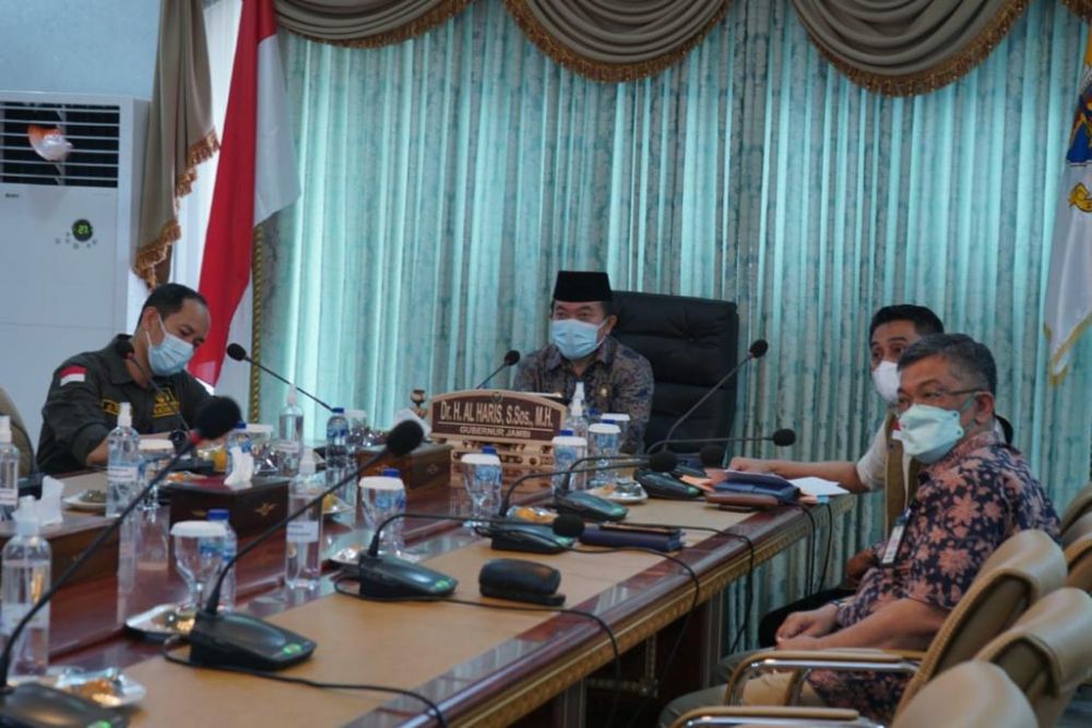 Mengikuti Rapat Koordinasi Terbatas 