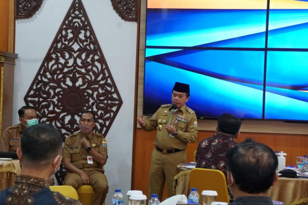 Al Haris saat mengundang beberapa pengusaha pada coffe morning bersama di Rumah Dinas Gubernur Jambi, Senin (07/02/2022)
