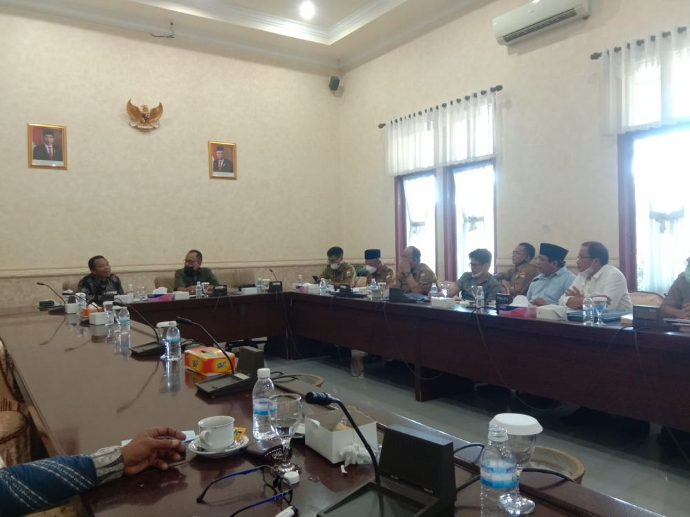 Rapat pansus bersama dengan PT Putra Kurnia Properti (PKP) atau Jambi Busines Center (JBC), Senin (14/2/2022).