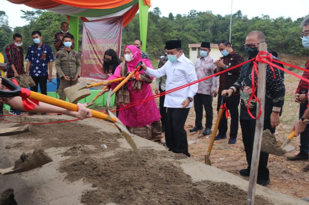  Al Haris saat Peletakan Batu Pertama Pembangunan Kelenteng Agung Da Cheng Dian, bertempat di Komplek Perumahan Citra Raya City, Mendalo Darat Kecamatan Jambi Luar Kota Kabupaten Muaro Jambi, Minggu (20/02/2022).
