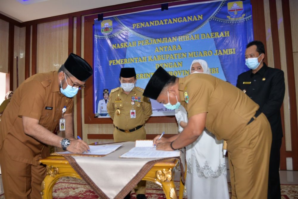Serah Terima Hibah Tanah dari Pemerintah Kabupaten Muaro Jambi kepada Pemerintah Provinsi Jambi, bertempat di Rumah Dinas Bupati Muaro Jambi, Senin (21/02/2022).