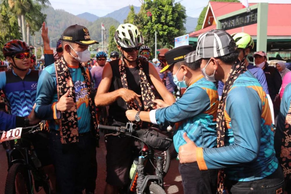 Al Haris saat melepas secara langsung Kerintji Mountain Bike Grand Fondo, yang berlangsung di Lapangan Merdeka Kota Sungai Penuh, Sabtu (26/02/2022).