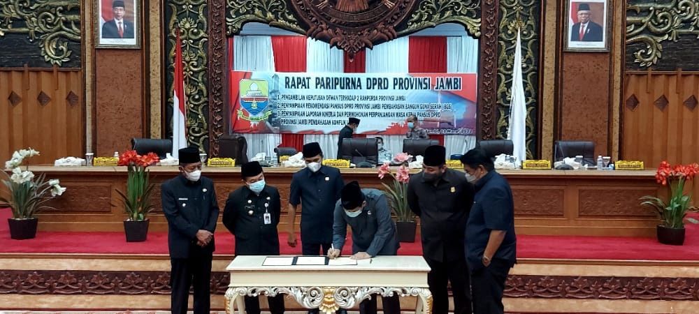 DPRD Provinsi Jambi menggelar sidang paripurna pengambilan keputusan terhadap dua Ranperda Provinsi Jambi di ruang paripurna DPRD Provinsi Jambi, Selasa (1/3/2022) malam.