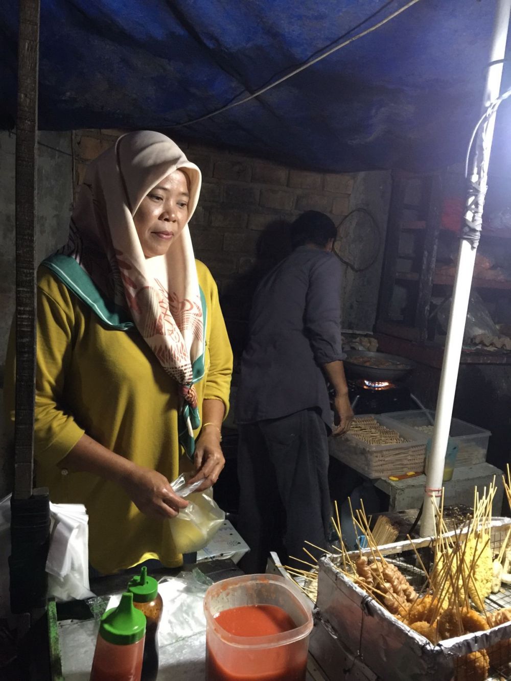 Hamidah salah seorang pedagang sosis goreng di kawasan Unja Mendalo. 