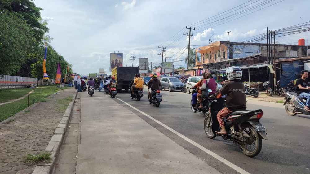 Suasana lalulintas di Mendalo sore hari