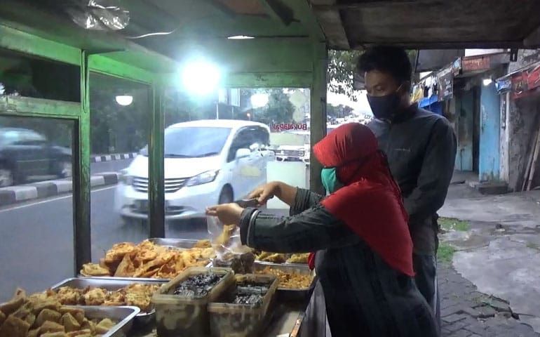 Semenjak minyak goreng kemasan mahal pedagang beralih ke minyak goreng curah.