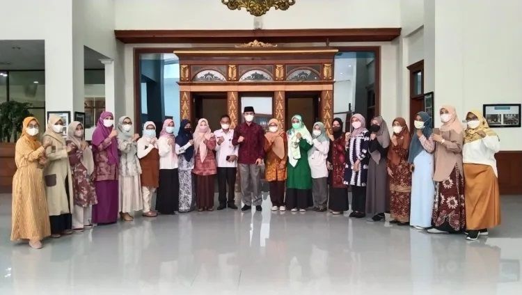 Foto bersama Usai Audiensi Majelis Wilayah Forum Alumni HMI-WATI (MW FORHATI) Jambi  dengan Ketua DPRD Provinsi Jambi Edi Purwanto,Rabu (09/02/2022).