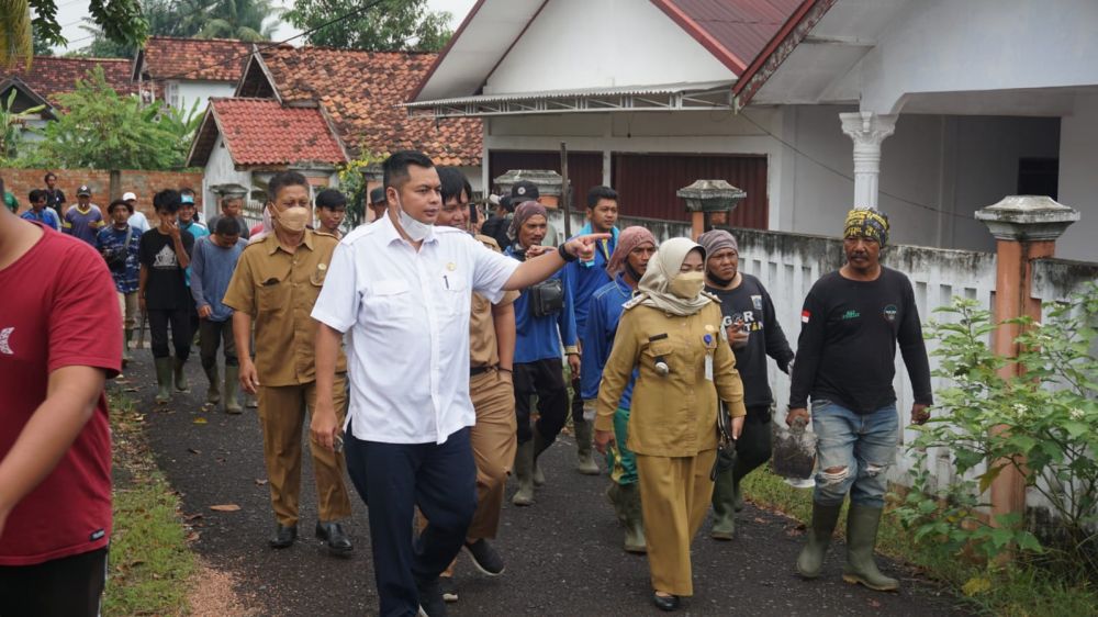 Anggota DPRD Kota Jambi Kemas Faried Alfarelly bersama Dinas PUPR Serta Warga, Lurah melaksanakannya Normalisasi Sungai. 