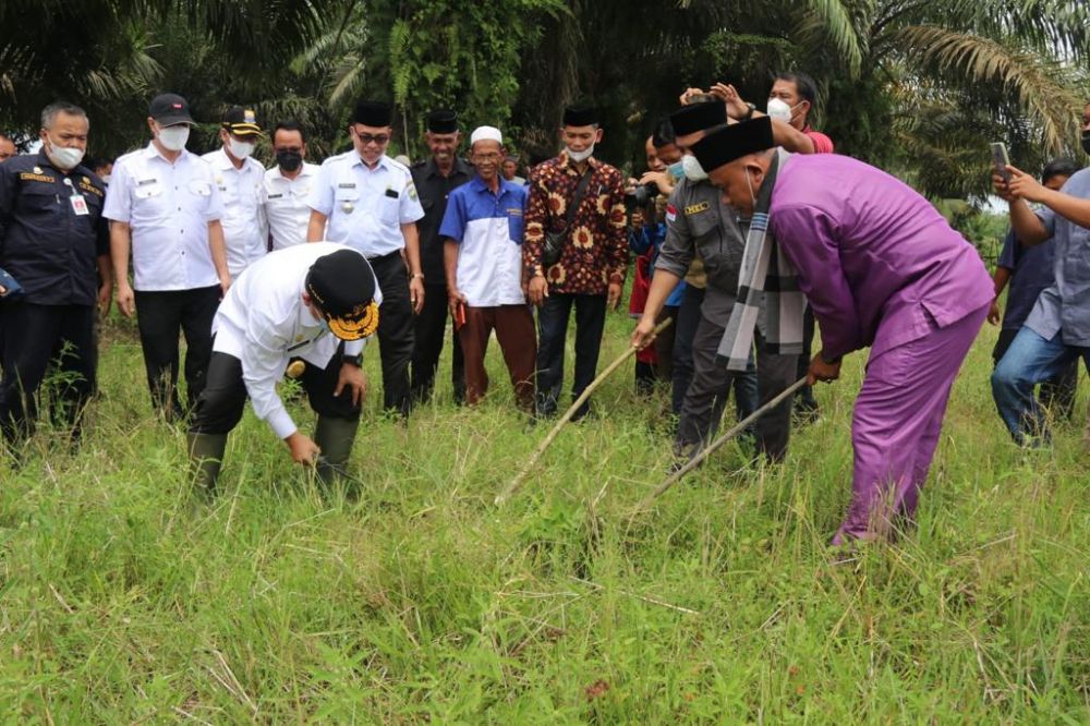 Al Haris saat menghadiri Sedekah Payo, bertempat di Desa Sarang Burung Simpang Limo Kecamatan Jambi Luar Kota Kabupaten Muaro Jambi, Selasa (22/02/2022).