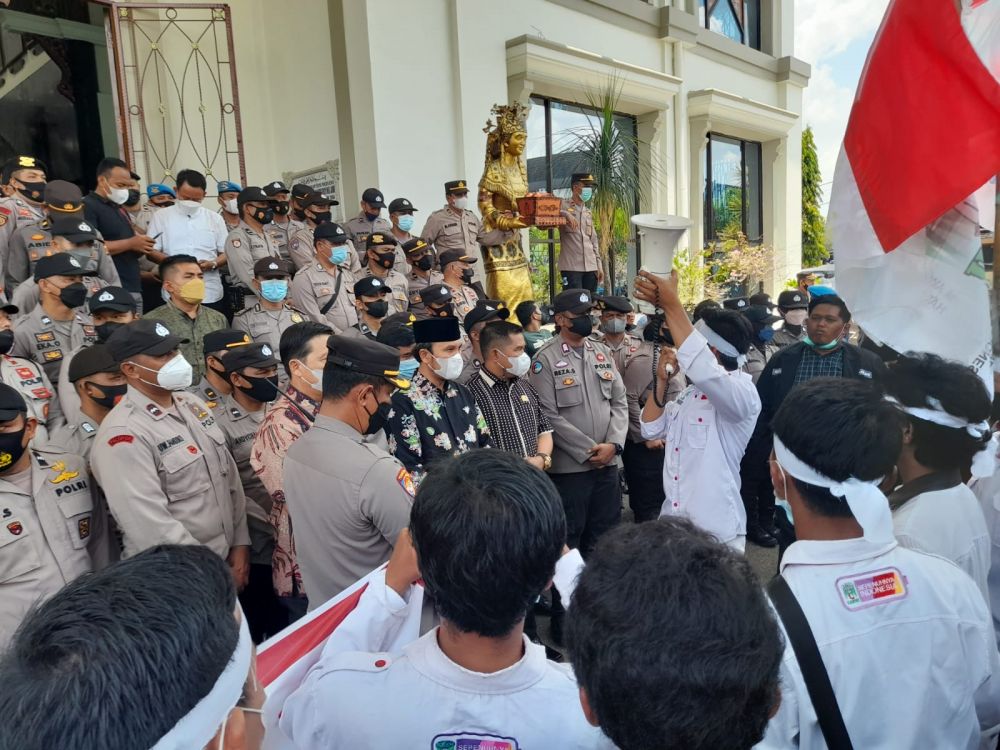 Ketua DPRD provinsi Jambi Edi Purwanto menerima aksi unjuk rasa dari Kesatuan Aksi Mahasiswa Muslim Indonesia (KAMMI) Provinsi Jambi, Kamis (24/3/2022). Zina Ketua didampingi beberapa anggota dewan lainnya diantaranya Budiyako, Rocky Chandra, Fadli Sudria, dan Syamsul Ridwan. 
