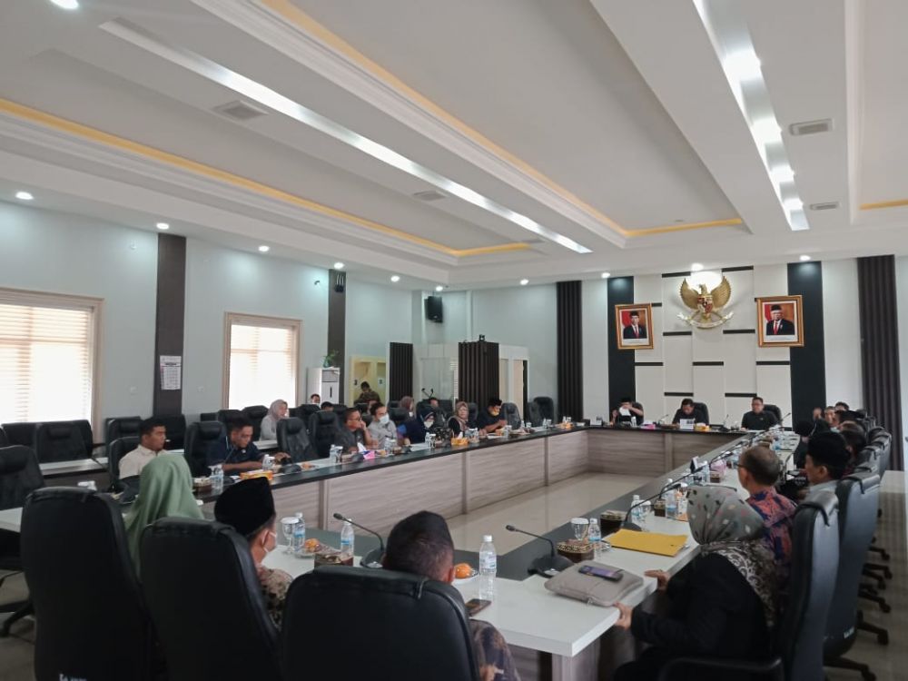 Komisi I DPRD Provinsi Jambi Melaksanakan Uji kelayakan dan kepatutan (Fit and Proper Test), Kamis (19/5).  bertempat di Ruang Banggar Kantor DPRD Provinsi Jambi. 