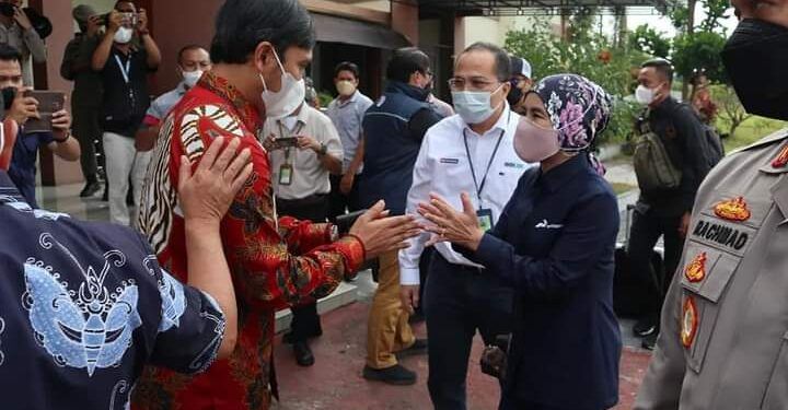 Ketua DPRD Provinsi Jambi saat menyambut kedatangan Direktur Utama (Dirut) PT Pertamina (Persero), Nicke Widyawat  di  ke Jambi, Sabtu (02/04/2022).