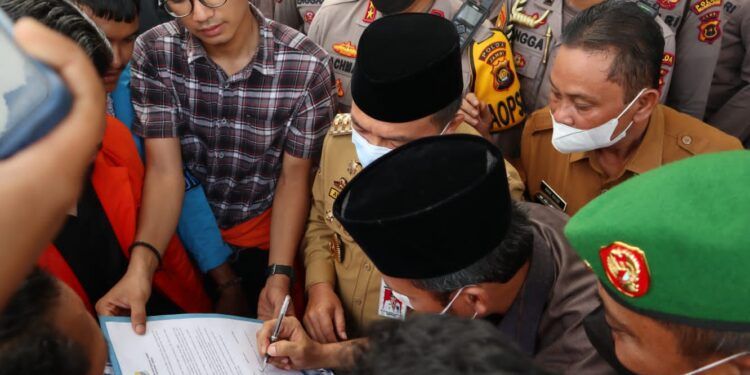 Ketua DPRD Edi Purwanto bersama Gubernur Jambi saat Tandatangani Fakta Integritas