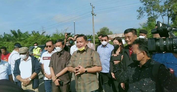 Ketua dan Anggota DPRD Provinsi Jambi mendampingi Komisi IV DPR RI berdiaolog dengan Kelompok Tani di Desa Danau Lamo, Kabupaten Muarojambi, yang bersengketa dengan PT. WKS, Selasa (19/04/2022).