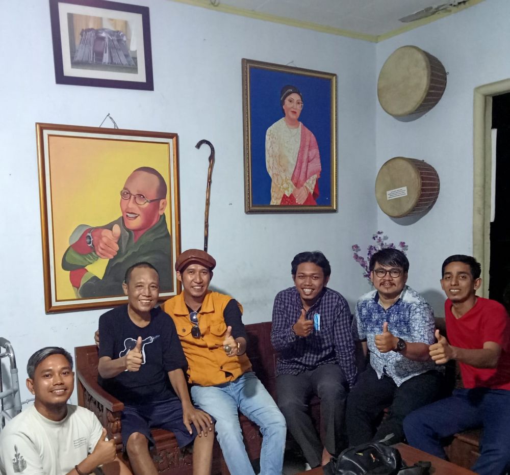 Latar belakang foto Ny.Miarny S Watir (80 tahun) Komisaris Harian Jambi Independent