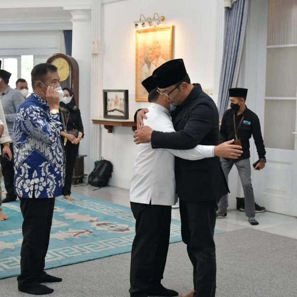 Gubernur Al Haris bertakziah dan menguatkan hati Gubernur Jawa Barat Ridwan Kamil. Semoga Allah SWT tempatkan Emmeril Khan Mumtadz ditempat yang paling Mulia