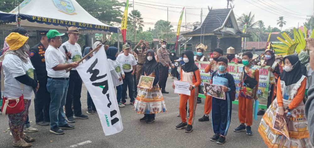 Maulana melepas carnaval
